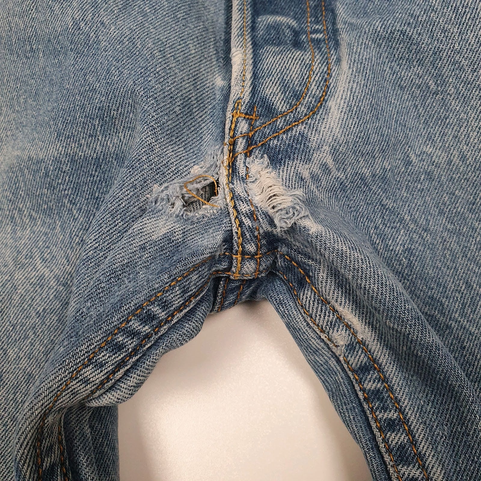 Mens Blue Levis Distressed Vintage 00s  Jeans