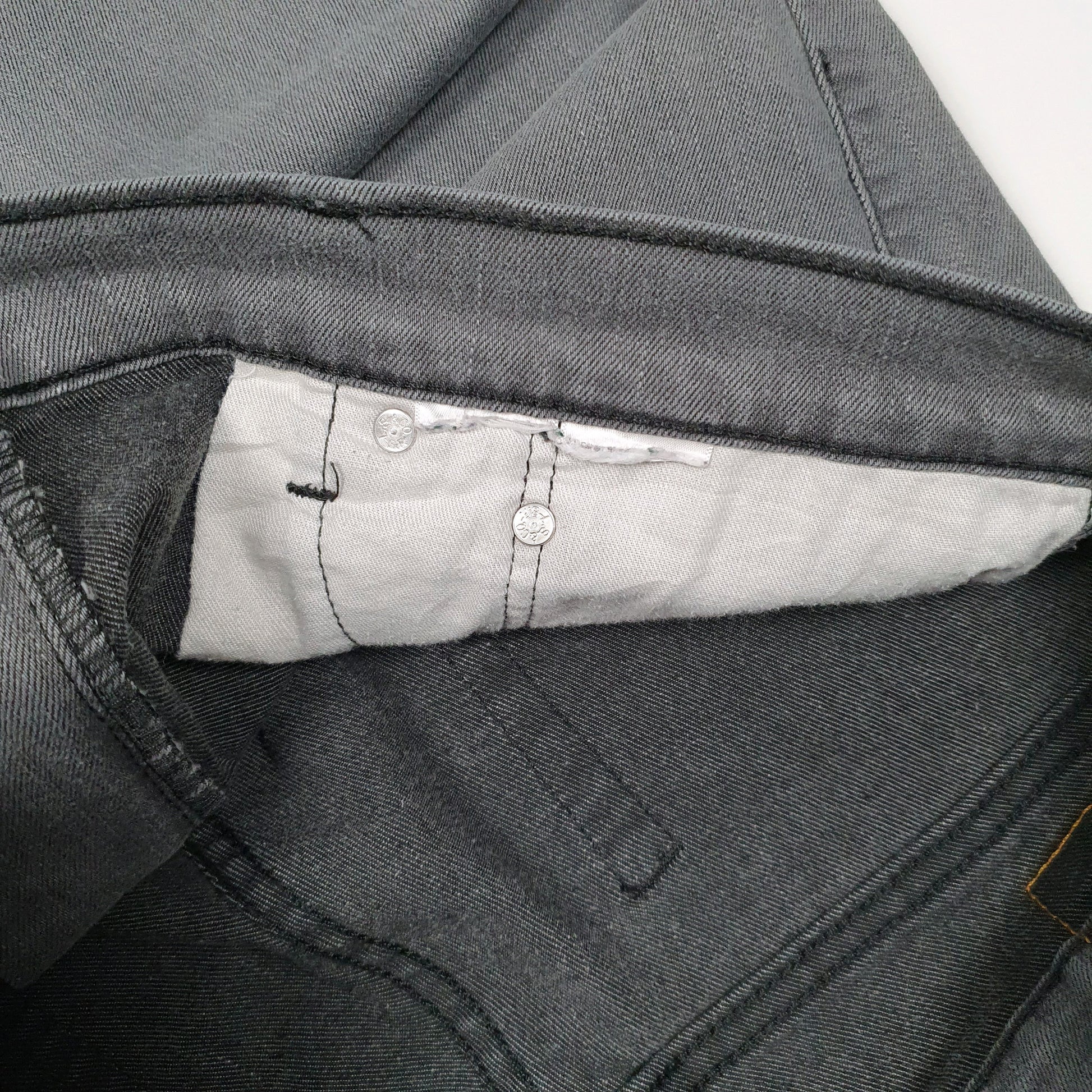 Mens Grey Levis Missing inner tags, tagged L30 but measures L25.  Jeans