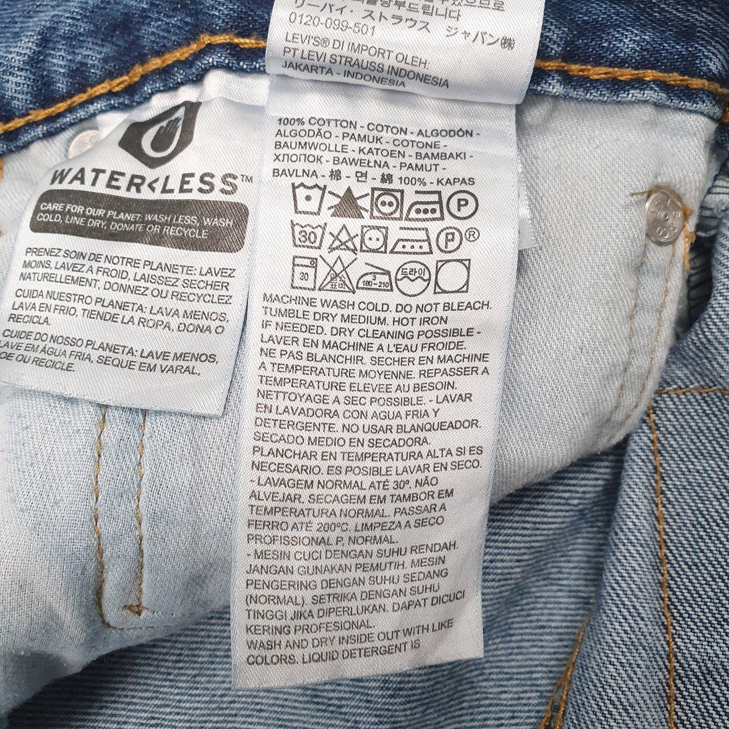 Mens Blue Levis Dye has bled into the back patch.  Jeans