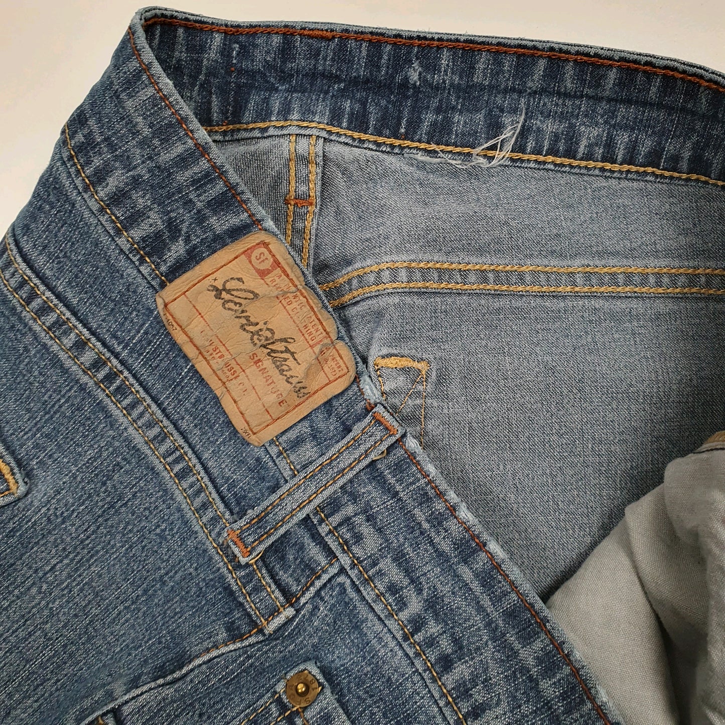 Womens Blue Levis Vintage 00s  Jeans